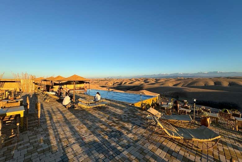 Campo con piscina nel deserto